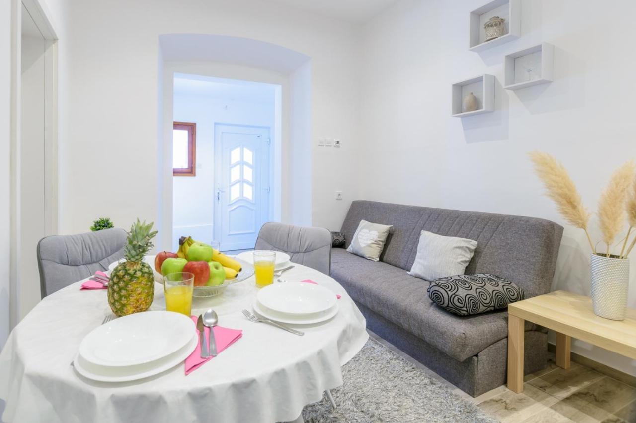 Charming Apartment In Town Center Pula Zewnętrze zdjęcie